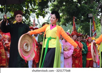 NAMDINH, VIETNAM - OCTOBER 2, 2015: Vietnam dancer in Tran temple festival, Namdinh, vietnam. The folklore activities to commemorate the national hero Tran Hung Dao.