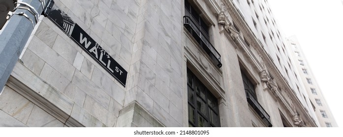 The name of the street on the label at the beginning of the famous financial center in New York