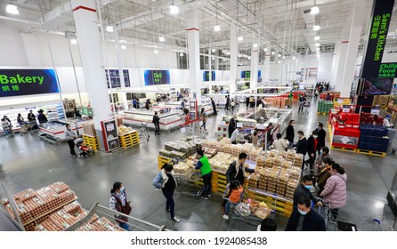 Nanchang, China - February 14, 2021: Consumers Shop At A Walmart Sam's Club During The Traditional Chinese New Year And Western Valentine's Day. China's Consumer Market Is Recovering Strongly.