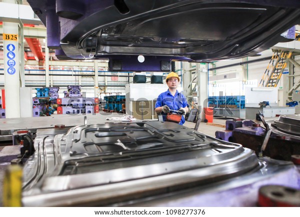 NANCHANG\
CHINA-May 9, 2018: Automobile workshop steel structure workshop is\
located in Nanchang, Jiangxi, Eastern China. Engineers use punching\
machines to make steel plates into car\
doors.
