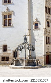 Nantes, France - September 18, 2022: General View Of The Well At The Foot Of The Golden Crown Tower In The Courtyard Of The Château Des Ducs De Bretagne (Castle Of The Dukes Of Brittany).