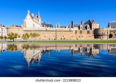 Nantes, France - September 18, 2022: General View Of The Château Des Ducs De Bretagne (Castle Of The Dukes Of Brittany) Reflecting In The Reflection Pool In The Elisa Mercoeur Park On A Sunny Day.