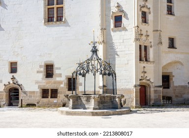 Nantes, France - September 18, 2022: General View Of The Well At The Foot Of The Golden Crown Tower In The Courtyard Of The Château Des Ducs De Bretagne (Castle Of The Dukes Of Brittany).