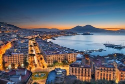 Nápoles, El Horizonte Aéreo De Italia En La Bahía Con El Monte Vesusvio Al Amanecer.