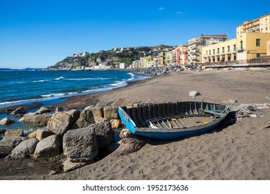 Neapel (Italien) - Die Meeresfront und der Strand von Bagnoli am westlichen Stadtrand von Neapel