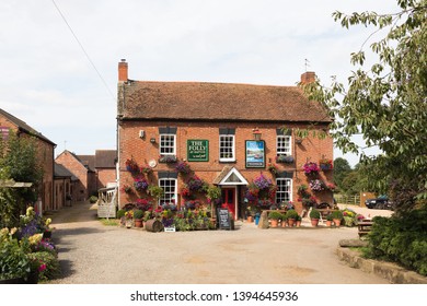 Napton, Warwickshire / UK - August 25th 2017: The Folly A Traditional Village Public House Is A Popular Venue For Meals And Live Music. It Has A Large Garden Beside The Grand Union Canal.