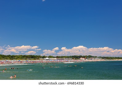 Narragansett, RI, USA - July 4th, 2017: Narragansett Town Beach On A Sunny Day. The Beach Is A Classic New England Saltwater Coastal Beach Front And Is Approximately 19 Acres.