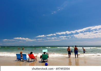 Narragansett, RI, USA - July 4th, 2017: Narragansett Town Beach On A Sunny Day. The Beach Is A Classic New England Saltwater Coastal Beach Front And Is Approximately 19 Acres.