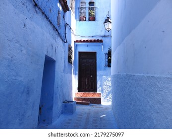 Schmale blaue Gasse in der afrikanischen Chefchaouen Stadt in Marokko 2019 warm sonnigen Frühlingstag im April.