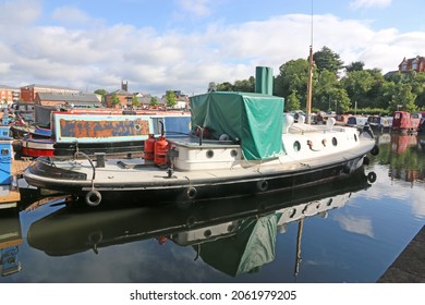 Narrow Boats In Worcester Canal Basin