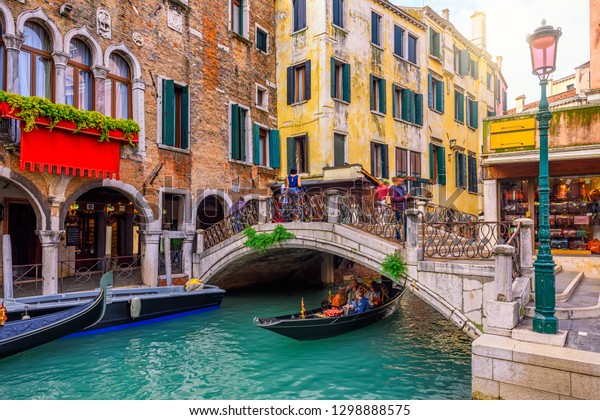 イタリアのベネチアにある ゴンドラと橋を持つ狭い運河 ベネチアの建築と歴史的建造物 ベニスの心地よい都市の風景 の写真素材 今すぐ編集