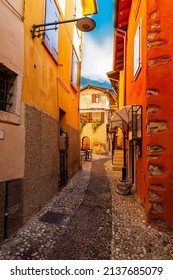Schmale mittelalterliche Straße der italienischen Stadt Lazise am Gardasee  