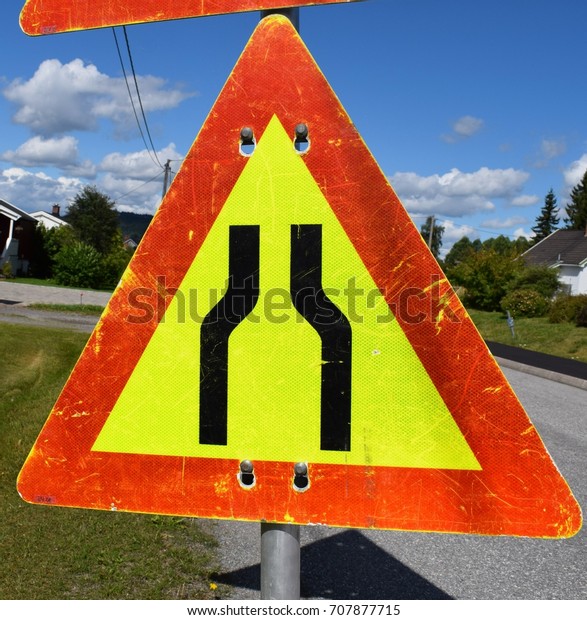 Narrow road traffic sign - Kongsvinger, Norway (3th\
september 2017)