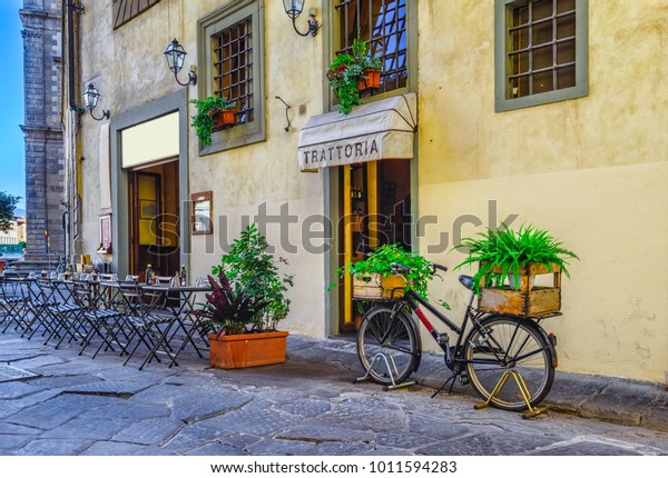 イタリア トスカーナ州フィレンツェの古いトラットリアのテーブルを持つ狭い通り フィレンツェの建築と歴史的建造物 コージーな町並み の写真素材 今すぐ編集