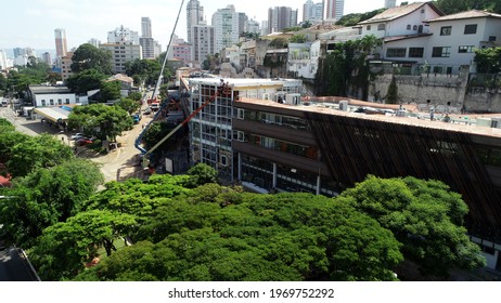 narrow terrain of difficult construction in the middle of the city of São Paulo, Brazil. In the neighborhood of Perdizes