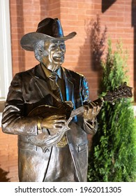 Nashville, Tennessee, USA - 04.04.2021: Life Size Bronze Statue Of Bill Monroe, The Father Of Bluegrass, Out Side Of The Ryman Auditorium. 