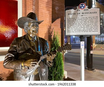 Nashville, Tennessee, USA - 04.04.2021: Life Size Bronze Statue Of Bill Monroe, The Father Of Bluegrass, Out Side Of The Ryman Auditorium. 