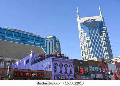 NASHVILLE, TN, USA - MARCH 24, 2019: AT&T Building Viewed From Broadway In Nashville. This Historic Street Is Famous For Its Nightlife And Country Music Bars.