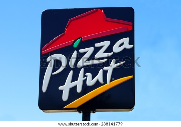 NASHVILLE, TN-JUNE, 2015:  Pizza Hut sign. \
Pizza Hut is one of the largest franchised restaurants in the world\
with over 12,000\
locations.