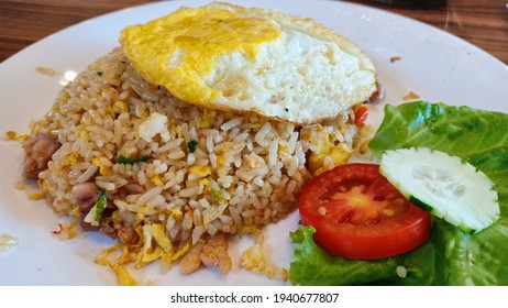 Nasi Goreng Indonesian Fried Rice Served Stock Photo 1940677807 ...