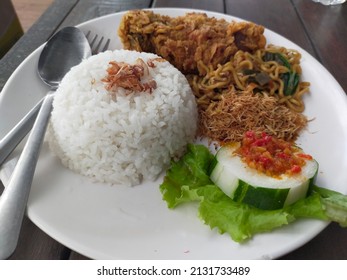 Nasi Rames Ayam Typical Indonesian Dish Stock Photo 2131733489 ...