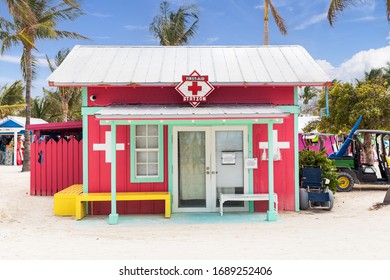 NASSAU, BAHAMAS - OCTOBER 13, 2019: A Small First Aid / Life Guard Station At Royal Caribbean's CocoCay Private Island Where Tourists Come And Enjoy A Day On The Beach With Food, Drinks, And Fun.