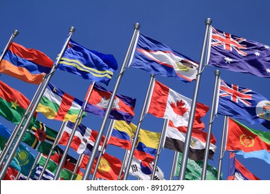 La bandera nacional ondea alrededor del mundo