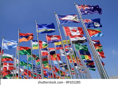 La bandera nacional ondea alrededor del mundo