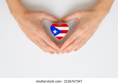 La bandera nacional de Puerto Rico en manos femeninas. El concepto de patriotismo, respeto y solidaridad con los ciudadanos de Puerto Rico.