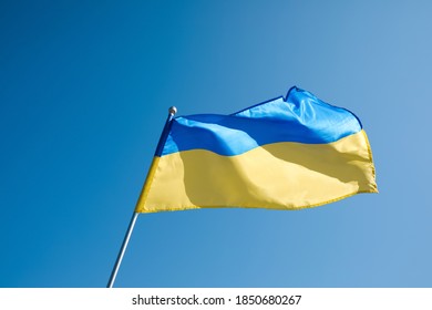 Nationalflagge der Ukraine, die an sonnigen Tagen im Freien flattert
