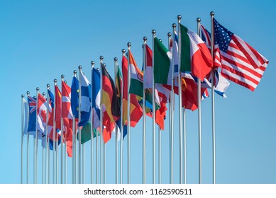 национальные флаги различных стран, летящие на ветру