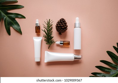 natürliche Kosmetikcreme , Serum, Hautlederflasche mit Blätterkräutern, Holz. Bio-Bio-Produkt.Beauty- und Spa-Konzept.