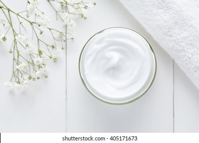 Natürliches kosmetisches Hautpflegeprodukt Wellness und Entspannung Make-up Maske in Glas mit Handtuch auf weißem Hintergrund