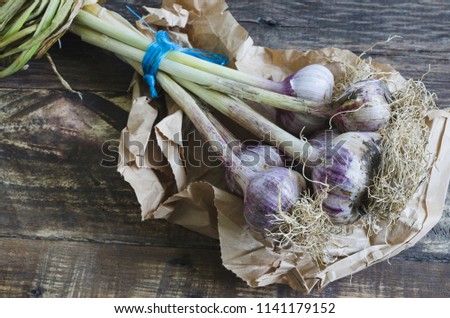 Foto Bild Natürliche Knoblauch auf Holzuntergrund