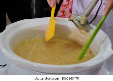 
Natural Herbal Soap Making Process, Demonstration of Herbal Soap There are many types of oil, Use the heat to make soap, There are many devices, The image is slightly blurry.