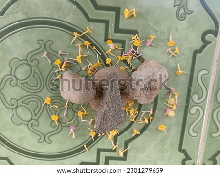 Natural stone with floral yellow motifs