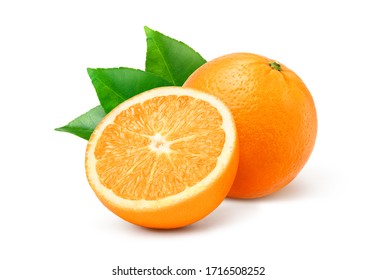 Натуральный оранжевый фрукт Valecia с разрезанными пополам и зелеными листьями, изолированными на белом фоне. 
