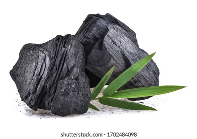Натуральный древесный уголь, традиционный уголь или древесный уголь, изолированный на белом фоне