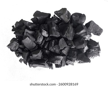 El carbón de madera natural es carbón tradicional hecho con madera dura aislada sobre un fondo blanco. La textura negra del carbón de madera natural se utiliza generalmente para hacer brasas para quemar.