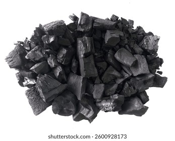 El carbón de madera natural es carbón tradicional hecho con madera dura aislada sobre un fondo blanco. La textura negra del carbón de madera natural se utiliza generalmente para hacer brasas para quemar.
