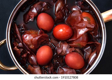 Naturally colored Easter eggs with onion skin.Non-toxic coloring of Easter eggs.
