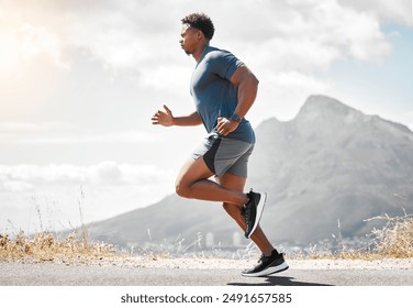 Naturaleza, fitness y hombre corriendo en la carretera para el desafío de resistencia, entrenamiento de cardio o maratón. Atleta al aire libre, de velocidad y africano en la calle para actividad física, rendimiento o carrera en Brasil