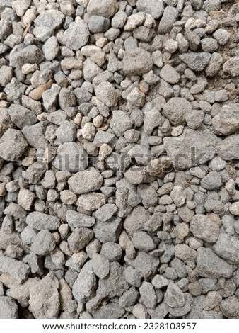 In nature, gravel is any rock structure that is unconnected to other rocks