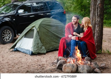 Die Natur liebt es, abends in roter Decke am Lagerfeuer zu sitzen und zu umarmt zu werden. An einem kalten Tag ein heißes Getränk aus dem roten Schleim im Freien trinken. Reisende ins Lager.
