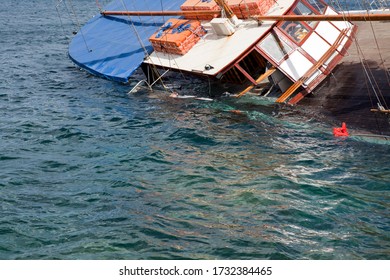 438 Yacht sinking Images, Stock Photos & Vectors | Shutterstock