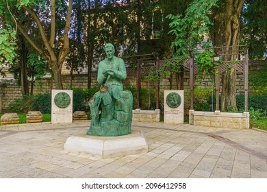 Nazareth, Israel - 24 de diciembre de 2021: Estatua de San José, cerca de su iglesia, basílica del recinto de la Anunciación, Nazaret, Israel
