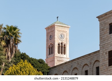 Nazareth, Israel, 12 de febrero de 2022 : Torre del reloj de la Iglesia de San José cerca de la Iglesia de Anunciación en Nazaret, al norte de Israel