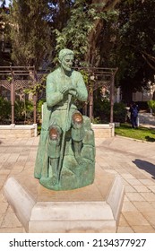 Nazareth, Israel, 12 de febrero de 2022 : La estatua de cobre de José se encuentra en la plaza cerca de la Iglesia de Anunciación en Nazaret, al norte de Israel