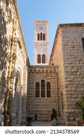 Nazareth, Israel, 12 de febrero de 2022 : La torre del reloj de la Iglesia de San José - Iglesia Católica Romana construida al estilo revival románico en 1914 en el lugar de las antiguas iglesias en Nazaret, al norte de Israel