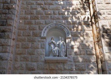 Nazareth, Israel, 12 de febrero de 2022 : El bajo relieve religioso en el muro de la Iglesia de San José - Iglesia Católica Romana construida en 1914 en el sitio de antiguas iglesias en Nazaret, al norte de Israel
